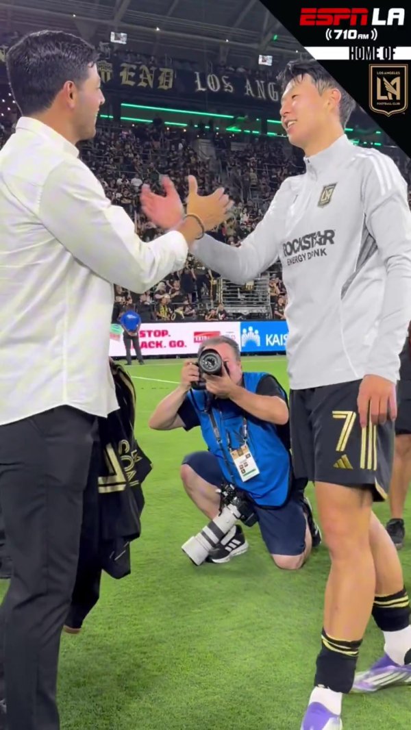 孙兴慜赛后与洛杉矶FC名宿卡洛斯-贝拉互动，并为他签名