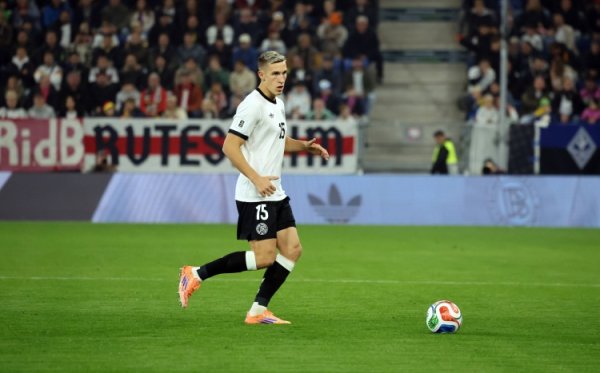 施洛特贝克：塔很出色在场上非常善于沟通 我们互补得很好