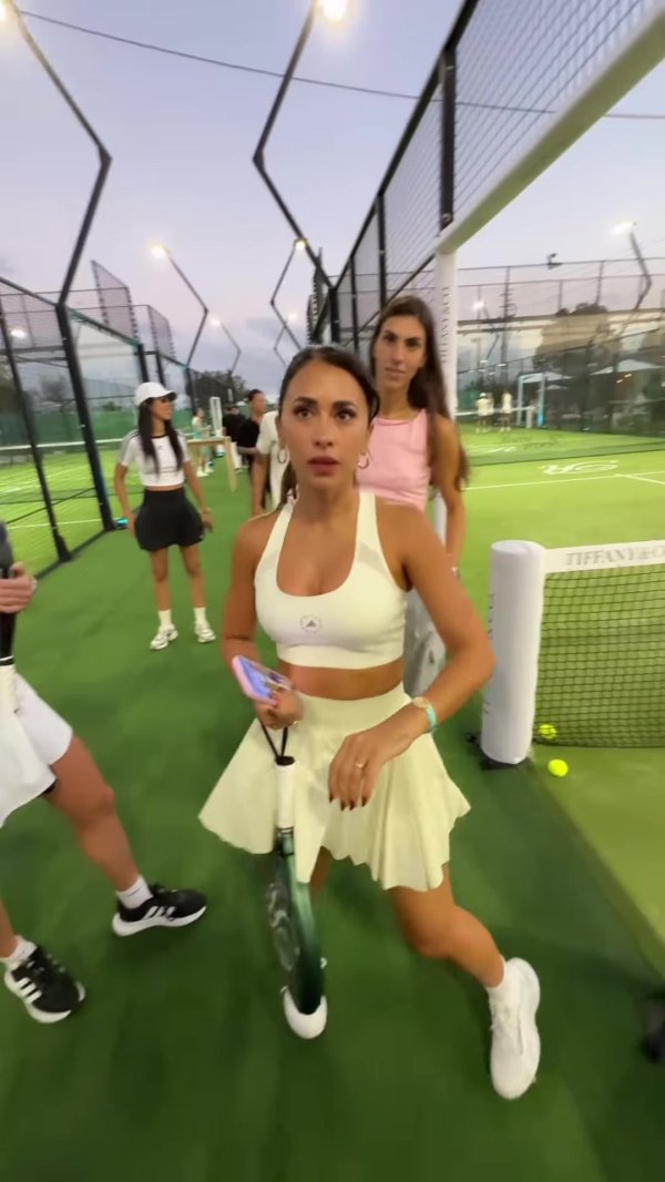 热心市民安妞😂安东内拉街头偶遇采访：你是做什么工作的？